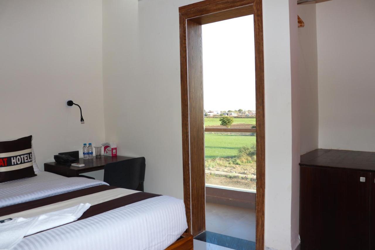 Pat Hotels Indore Extérieur photo