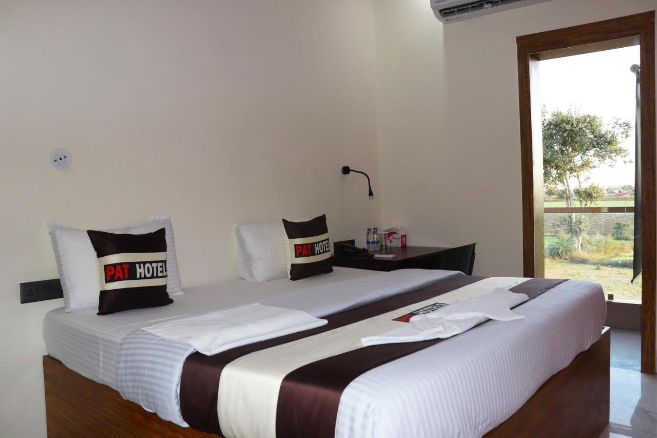 Pat Hotels Indore Extérieur photo