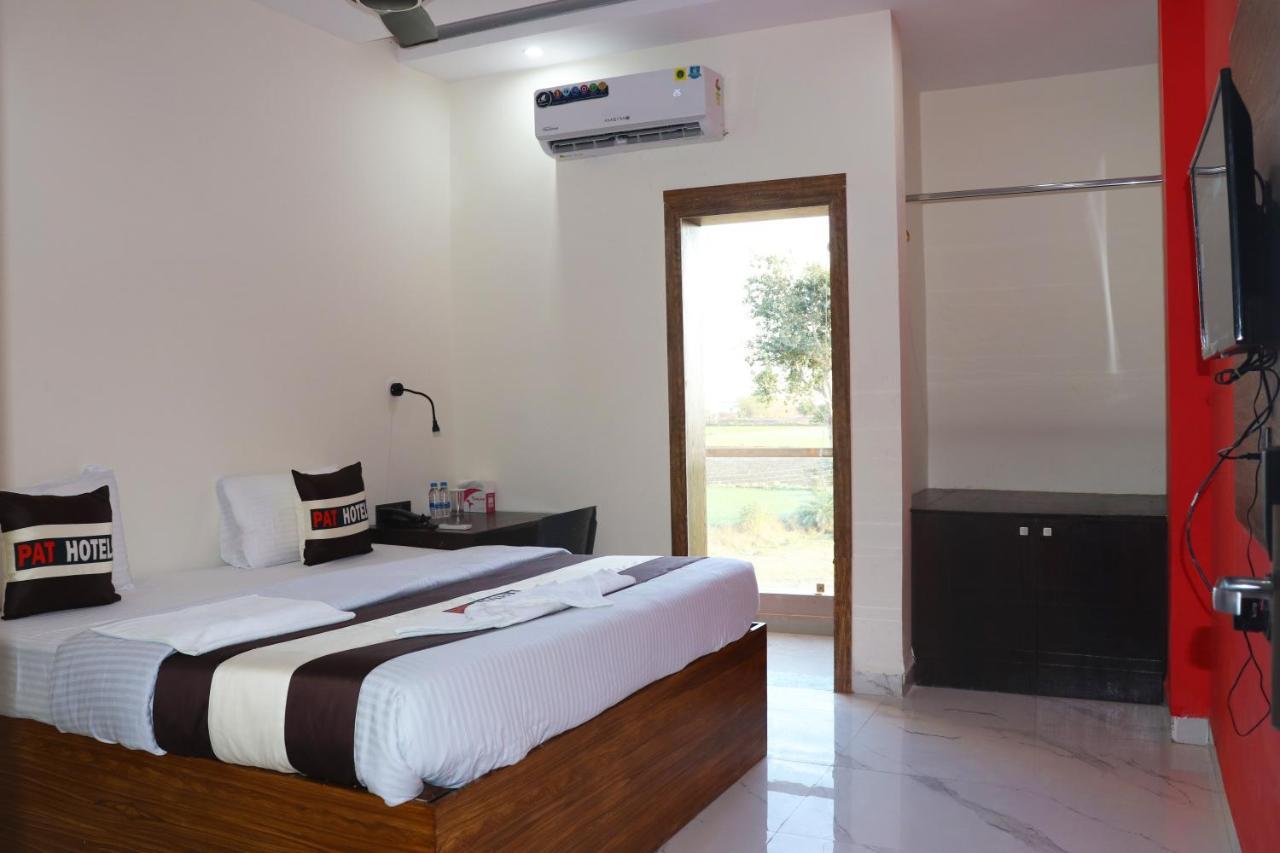 Pat Hotels Indore Extérieur photo
